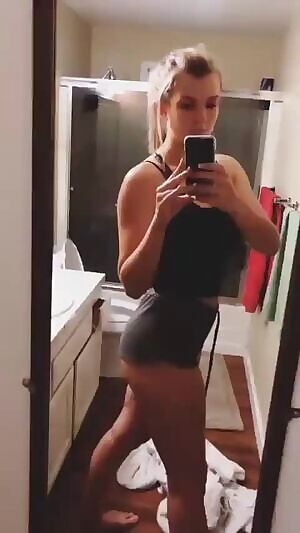 Mia Melano - Twerking