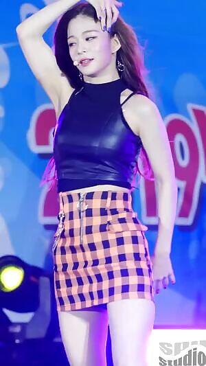 Fromis_9 - Chaeyoung slow dancing in a burning room