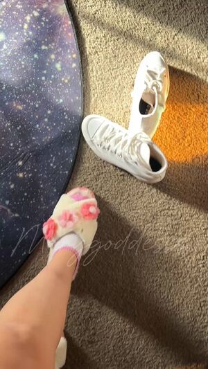 Crush Fetish Feet Femdom Findom Sneakers