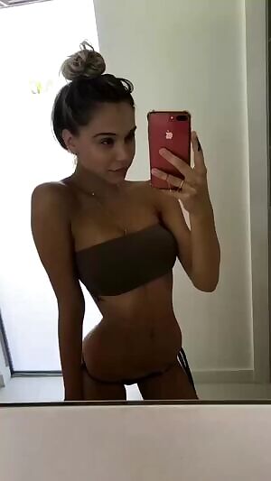 Alexis Ren