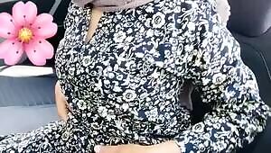 Girl in car flashing her bewbs