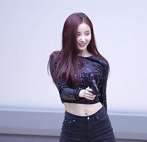 Momoland - Yeonwoo Pretending to Be American