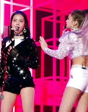 Blackpink - Jennie & Jisoo getting touchy