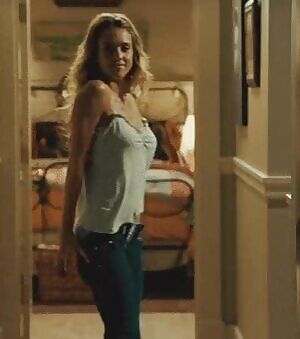 Jessica Alba’s ass is definitely yum material!