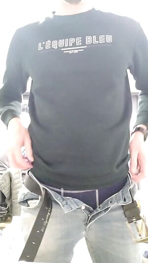 This quarantine is bad for your health. No dates, no sex. Showing on here is the only option. So please show some love 😍 38M4F