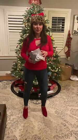 Merry xmas 🎄for you! 🥰 mom striptease🤭 in mom jeans