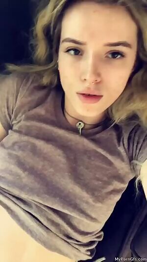 Bella Thorne has grown into a trashy sloot and I love it.