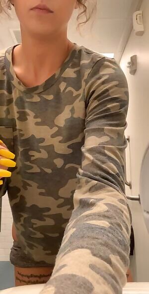 Come meet me in the bathroom 😜