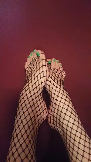 A gif of my arches in fishnets👣