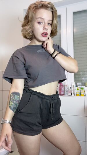 Dyed Pubic Hair Amateur Blonde Lipstick