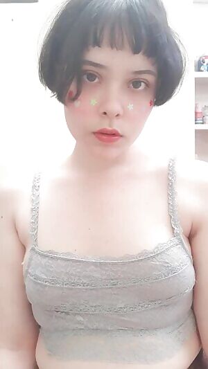 Hi there! Tonight I'm doing shows and so come out of your cave and take a glimpse at me, but you can fuck me too ♡