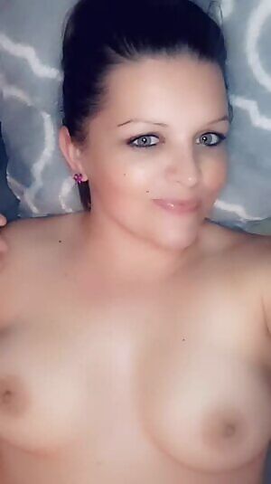 Laying in bed rubbing my sel, i love the feeling of fingertips being lightly rubbed on my skin 😈😉😘😍😈