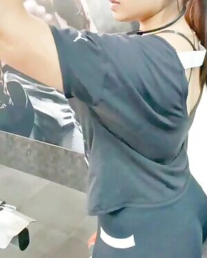 Indian gym chick showing her big booty!