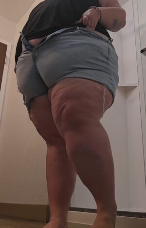 Chubby Lovers BBW Belly Button Jiggle