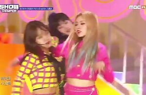 Weki Meki - Elly choking Yoojung