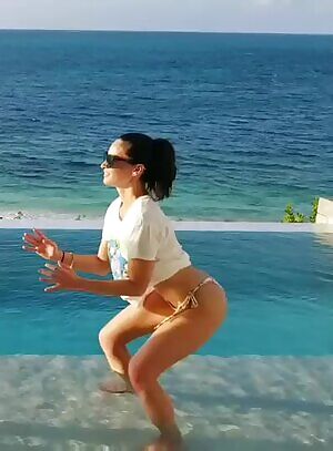 Olivia munn in position