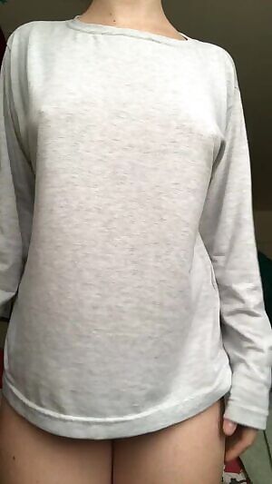 24hr wear assy thong! Don’t let my big shirt & messy hair fool you, morning sex is the best sex 😴 album link in comments