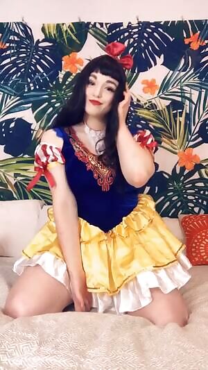 I'm live on cam! come join snow white 🍎