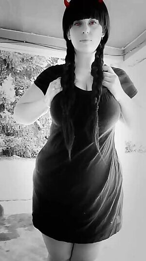 Squeeze! The birb makes my boobies sound like squeeky toys 😋🖤