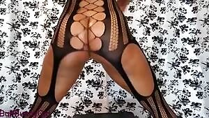 Oiled up milf twerk