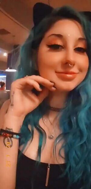 flashing you my lil titties in a restaurant 😇