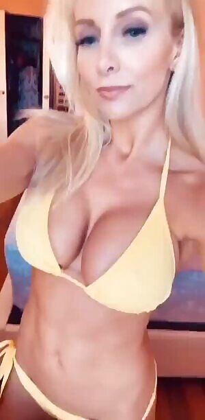 Who is this hottie??