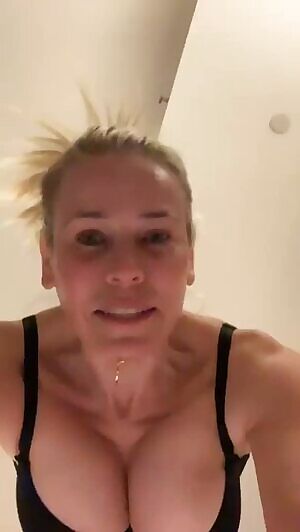 Chelsea Handler has a ridiculous body for her age