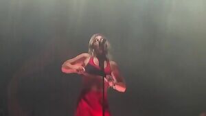 Tove Lo concert flash