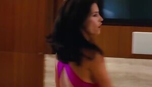 Courteney Cox leans forward to show us the plot of The Longest Yard