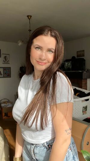 Pee Swallowing Cute French Golden Shower