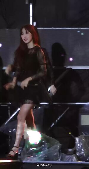 Gfriend Yuju's yummy jiggly thighs!