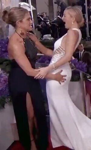 Jennifer Aniston grabs Kate Hudson's ass!
