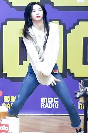 Cherry Bullet - Jiwon