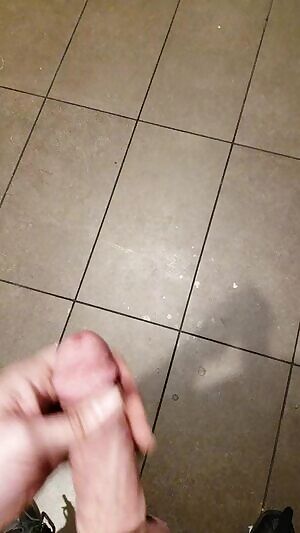 Long video of e cumming in the bathroom.