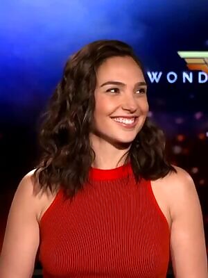 Gal Gadot shamefully remembers she's married while staring at Chris Pine