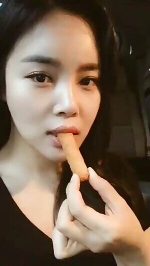 JoJungMin eating cheese hotdog so hot