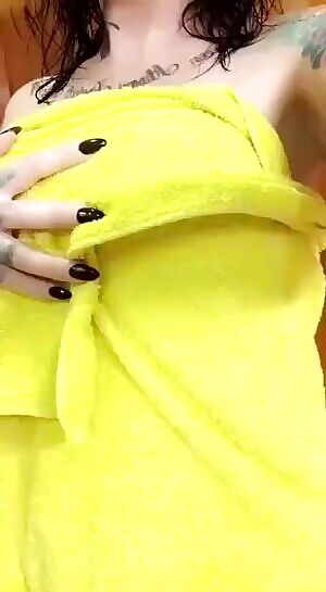 Tattooed chick - Towel drop