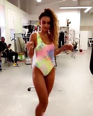 Sommer Ray does everything right to my tastes. Her hair, her sneakers, her outfits and that AAAAAAAAAAAAAAASS.