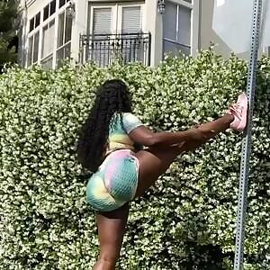 When she be stretchin