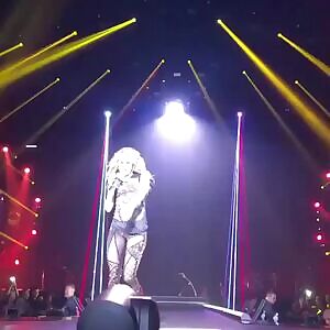 Shakira shaking her ass