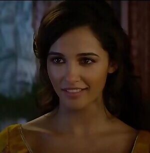 Cute: Naomi Scott