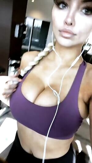 Lindsey Pelas