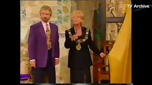 Mayor gloria does civil duty opening a new car wash with a difference