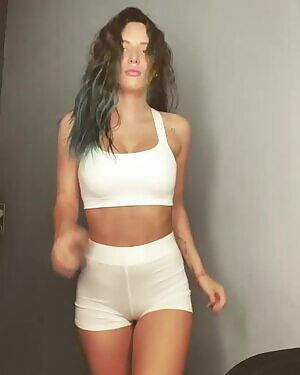 Bella Thorne teasing