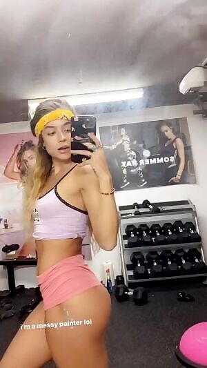 Sexy Sommer showing off 🍑