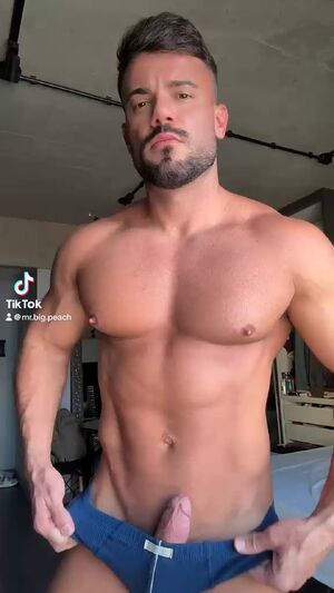 Gay Muscle Big Dick Dancing