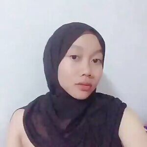 Malay hijab showing off her goods 😝
