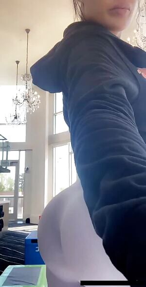 huge jiggling ass
