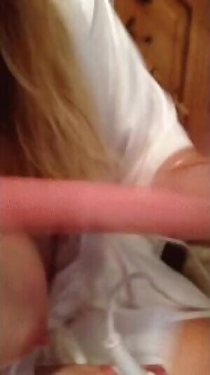 Kaley Cuoco boob flash