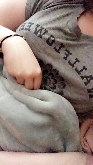 A little bit of nipple play, it’s a lazy riday 😊💕